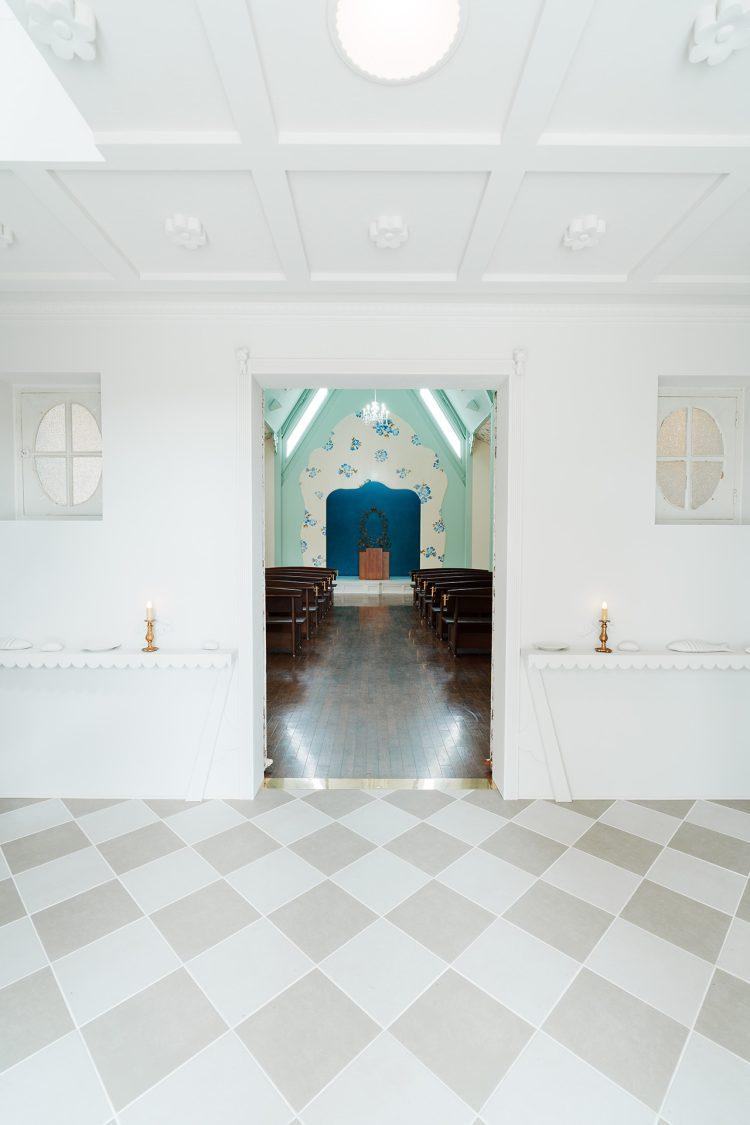 チェッカー柄の廊下からつながるチャペル入口