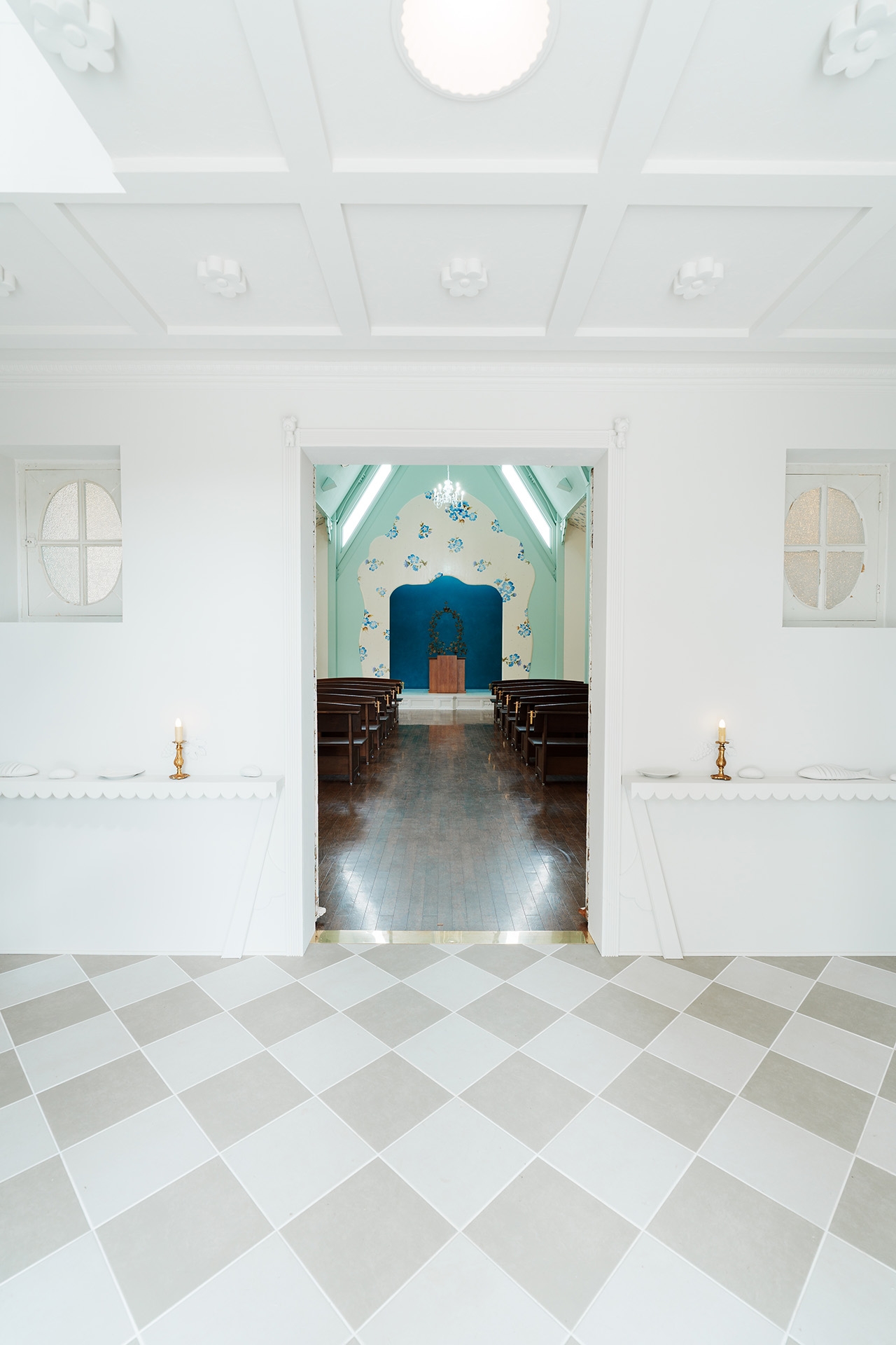 チェッカー柄の廊下からつながるチャペル入口