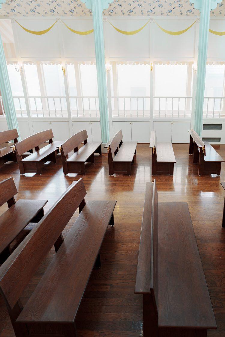 自然光が差し込む神聖な空間