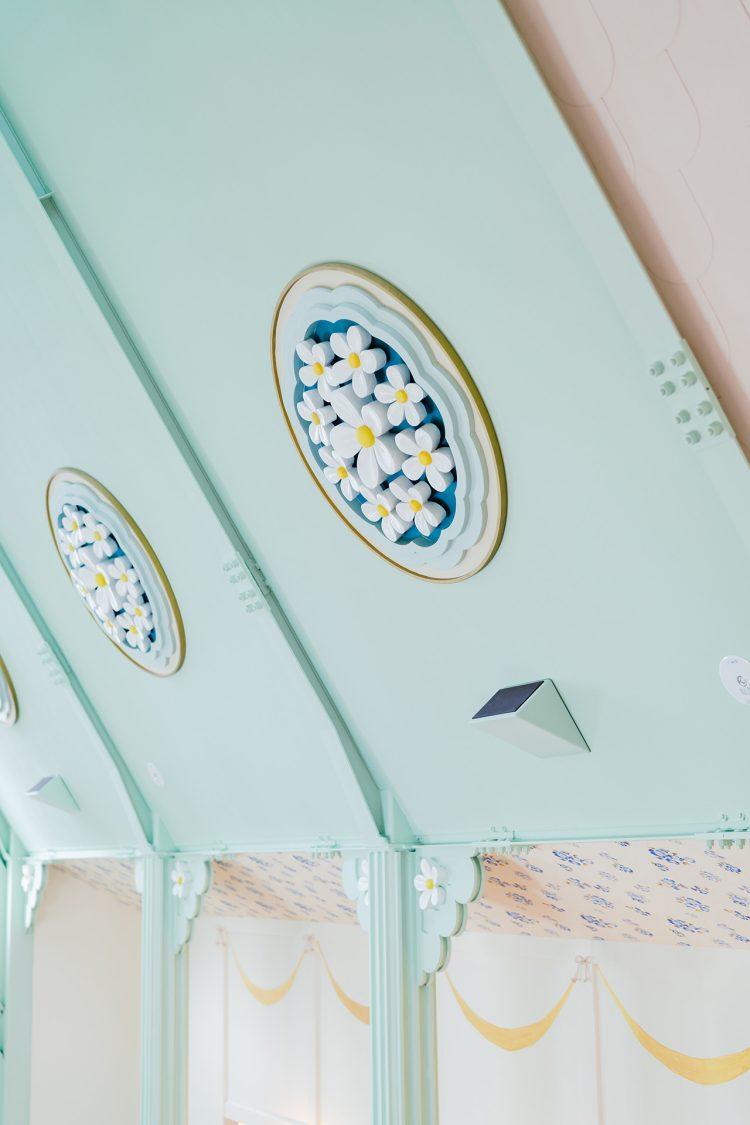 淡い色味とレリーフが美しい壁面