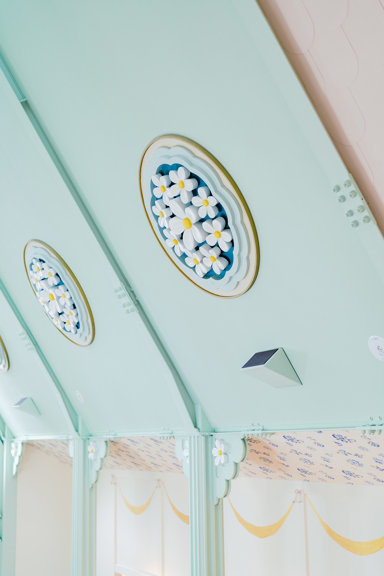 淡い色味とレリーフが美しい壁面