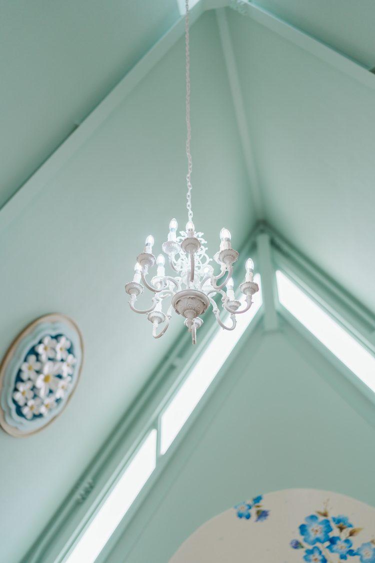 やわらかいグリーンの天井とシャンデリア
