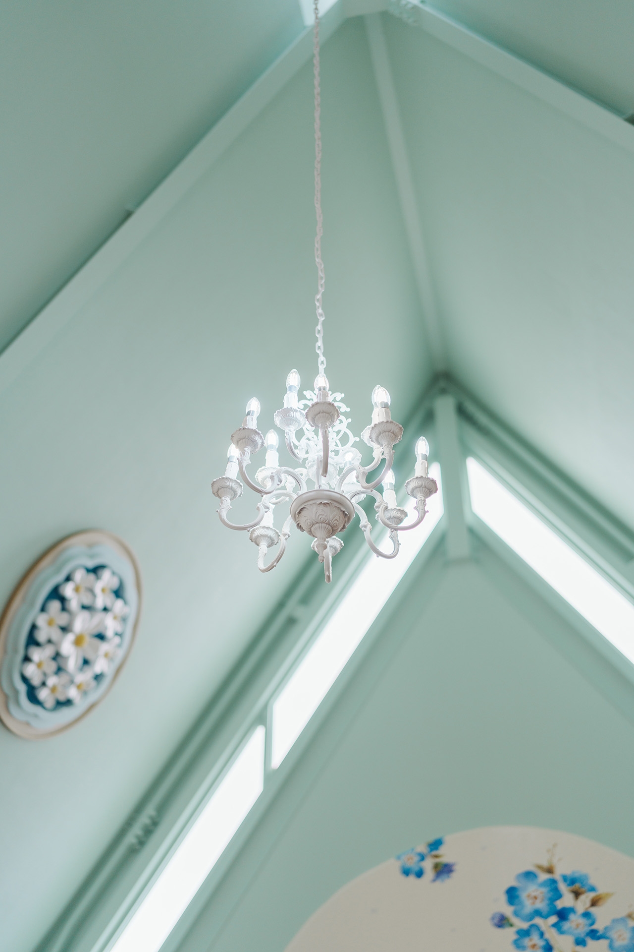 やわらかいグリーンの天井とシャンデリア