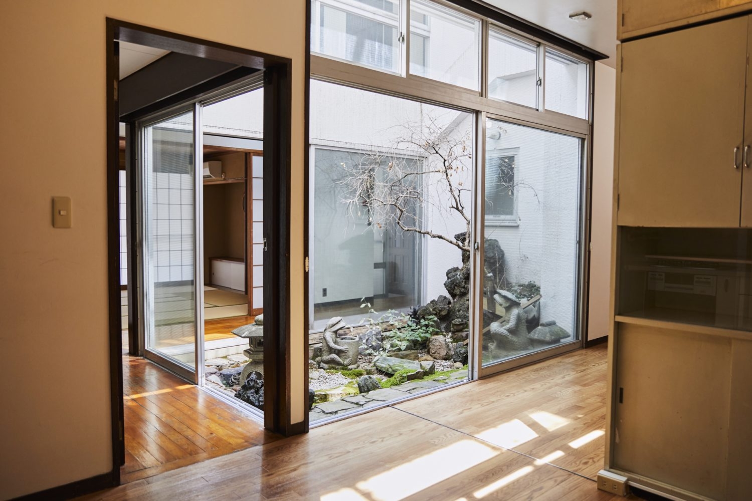 2F / キッチンからの中庭