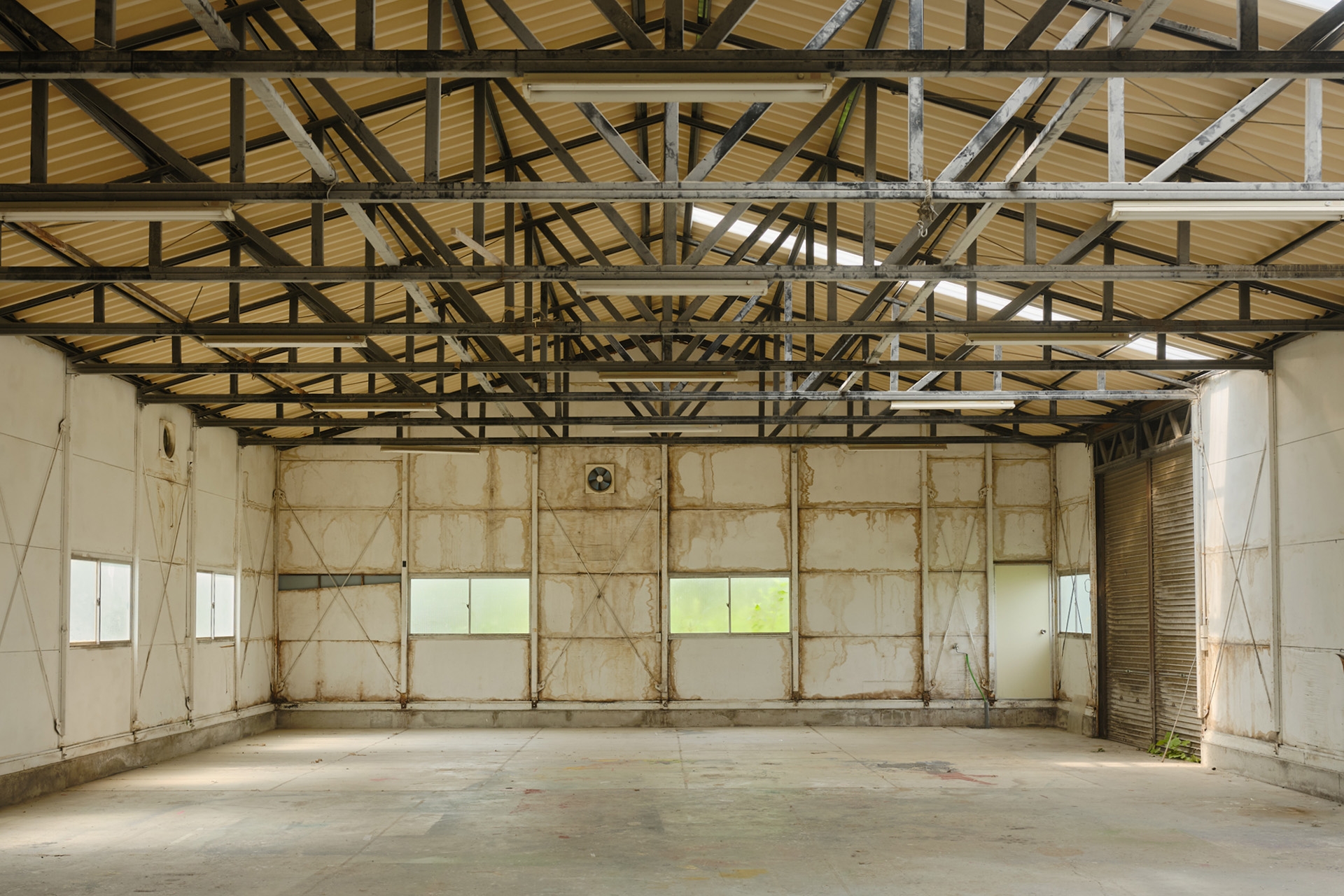 天井高約4m・建て込み可 ラフで無骨な倉庫スタジオ