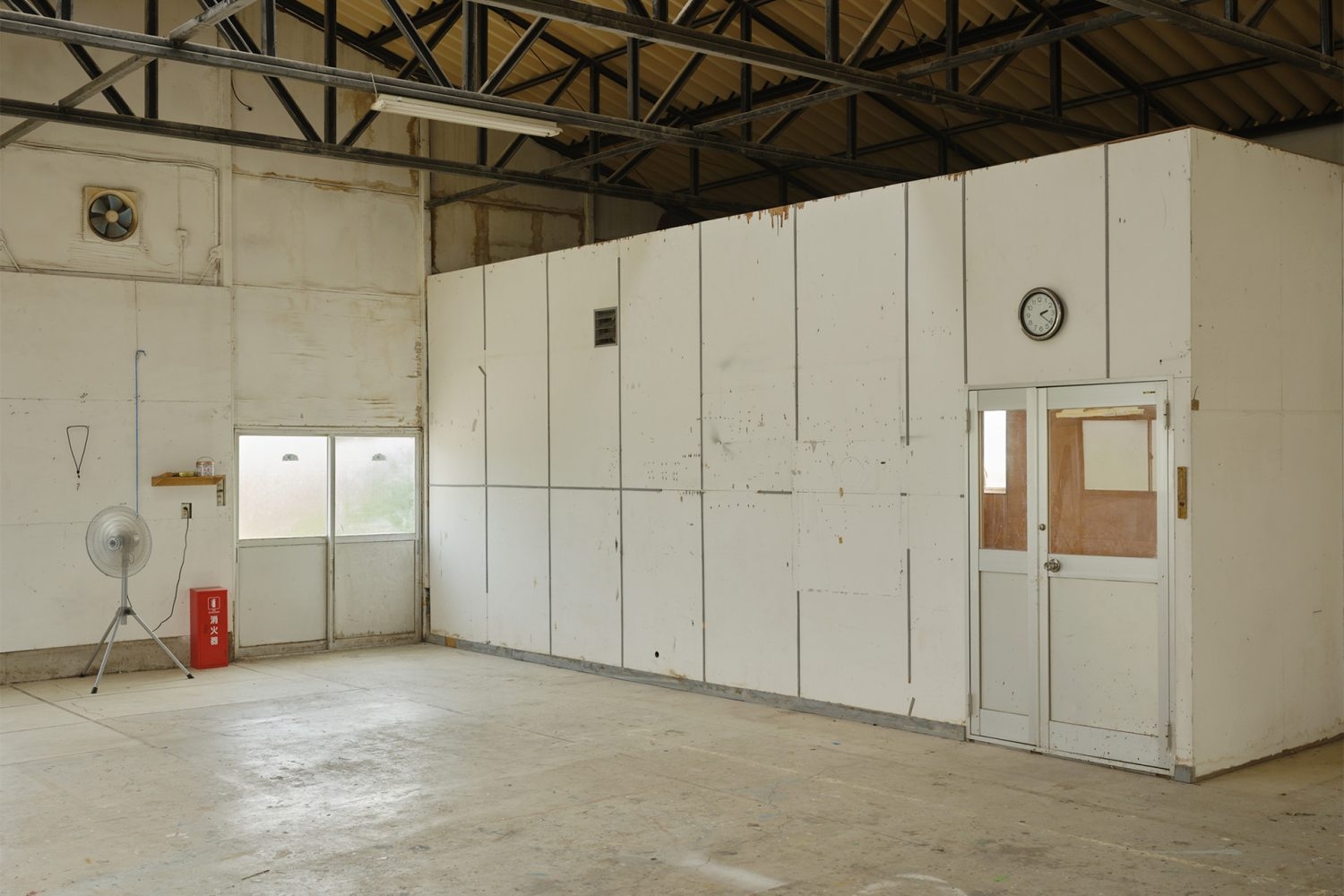 白壁のコーナを活かしたファッション撮影も可能