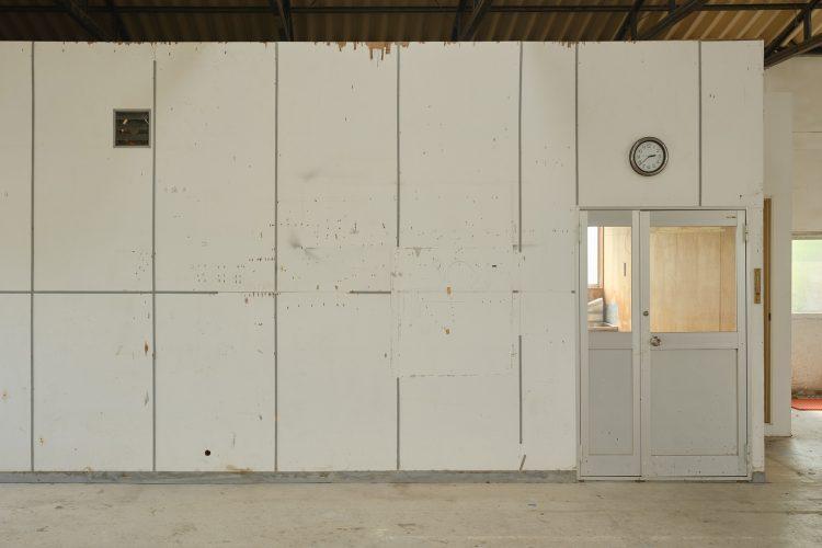 控室入口 / 壁面の風合いを活かして撮影可能