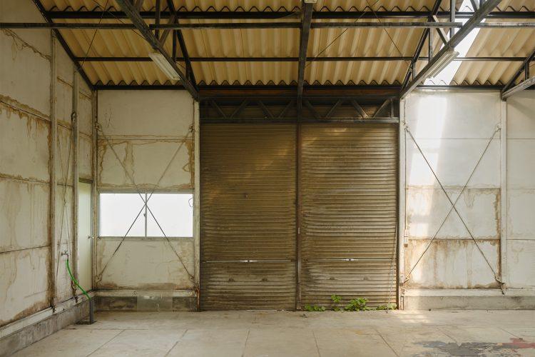 建物奥側のシャッターは半分ほどの高さまで開閉可能