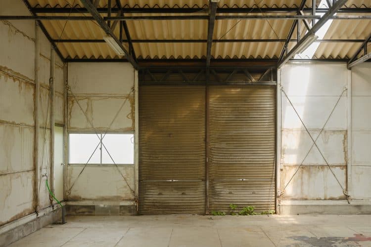 建物奥側の味のあるシャッターからも搬入出可能