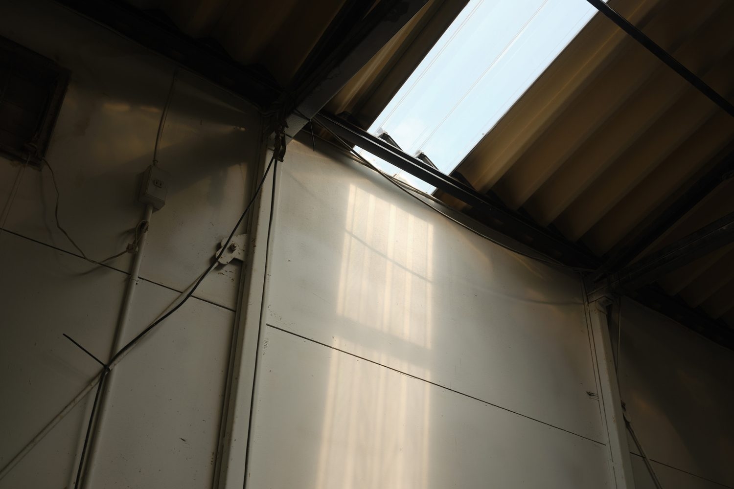 自然光の入る天窓が3ヶ所