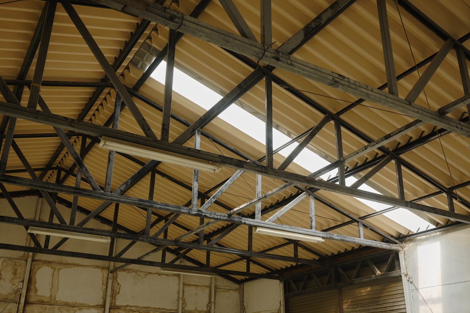 天井鉄骨に機材や美術などの吊るしも可能