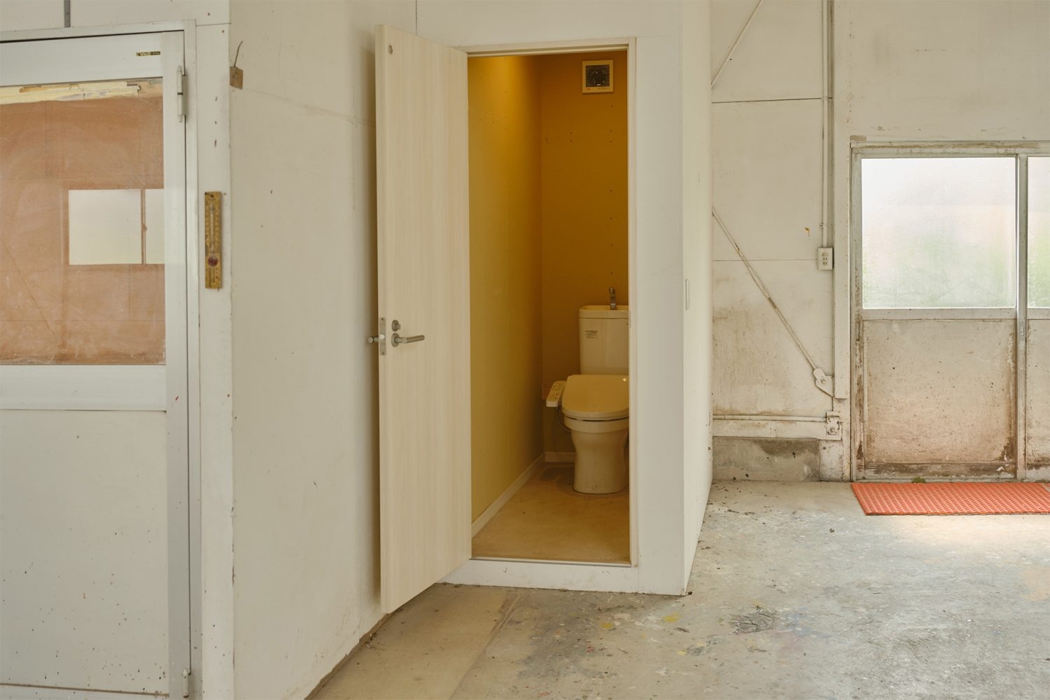 控室の隣にトイレ