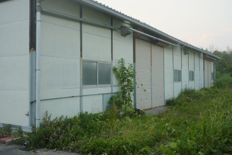 駐車場 建物右側に5〜6台縦列駐車可能 / 大型搬入は手前のシャッターから可能