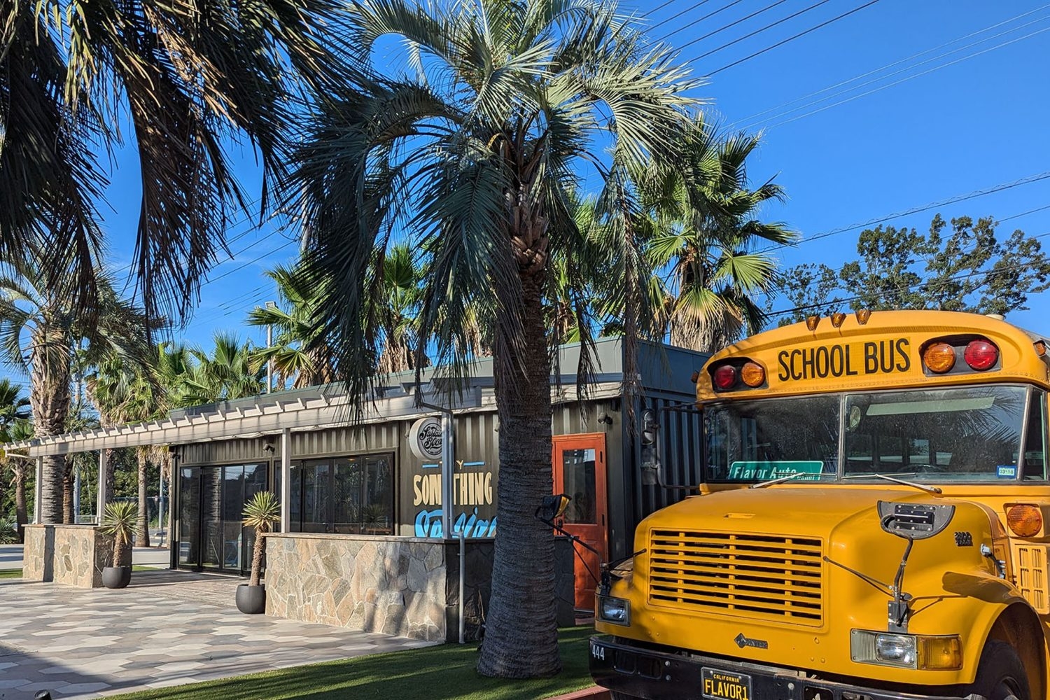 スクールバスとカフェ(西海岸エリア)