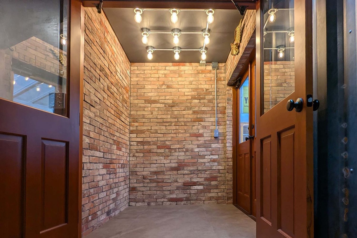 コンテナカフェ内 レンガ壁(西海岸エリア)