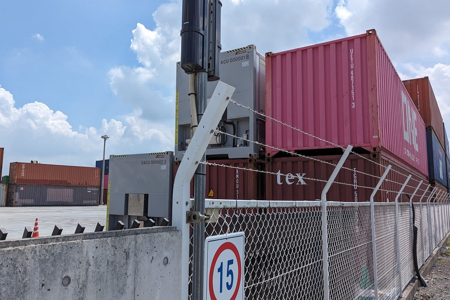 コンテナヤードを囲むフェンス