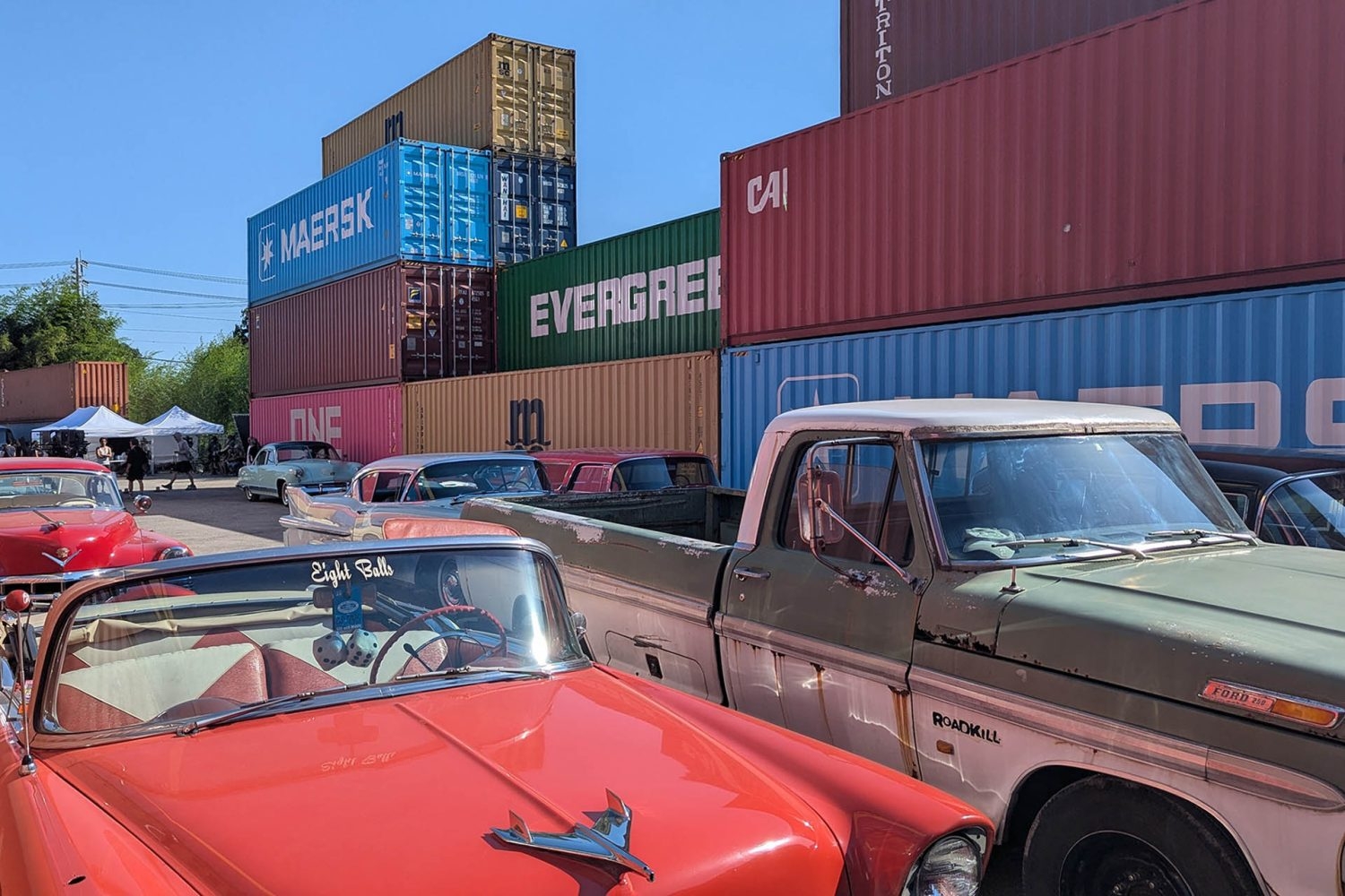 高く積まれたコンテナと旧車(オプション)