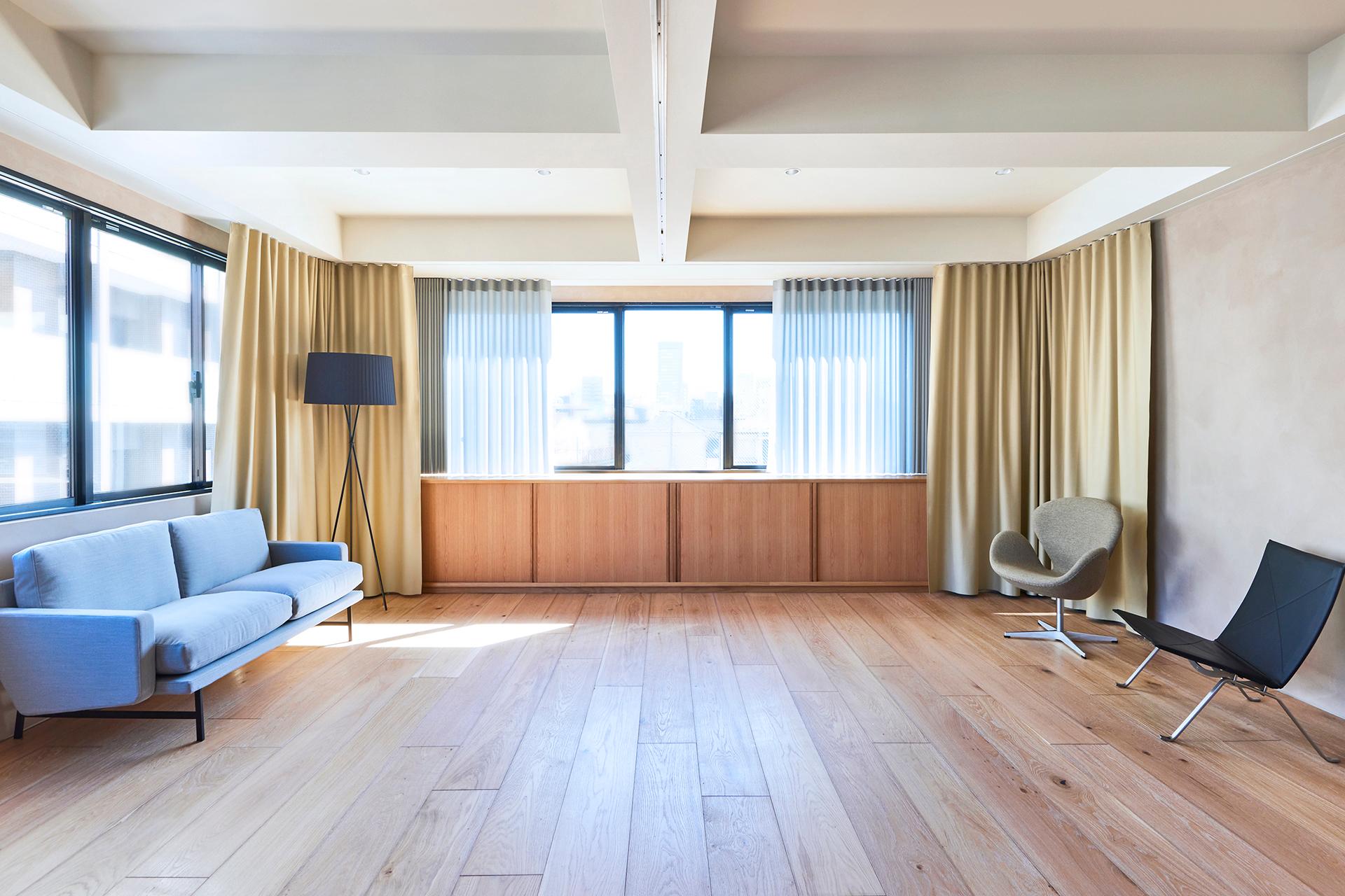 大きな2面窓から入る自然光