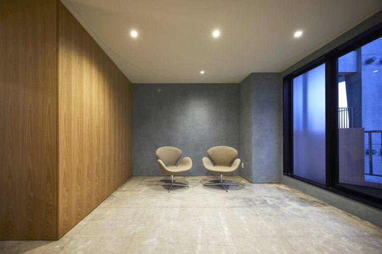 入口側 グレー壁