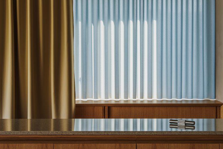 窓際カーテン越しに