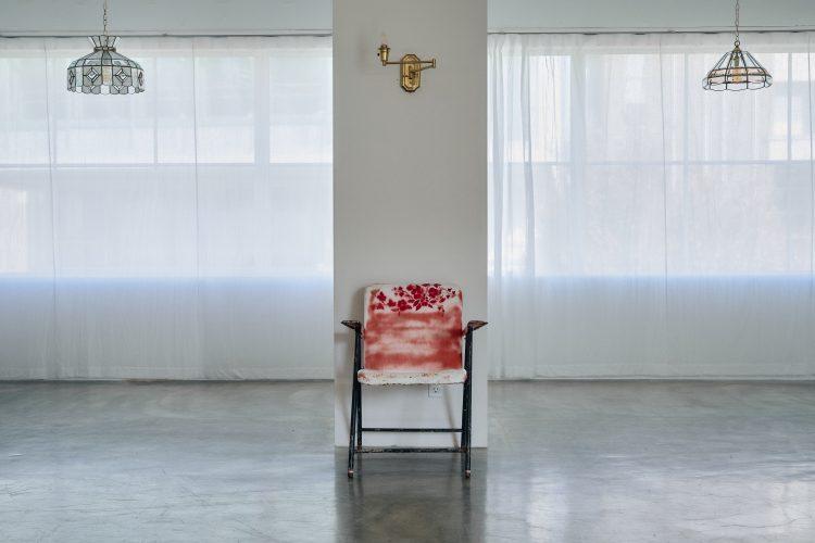 綺麗な光が入る大きな窓