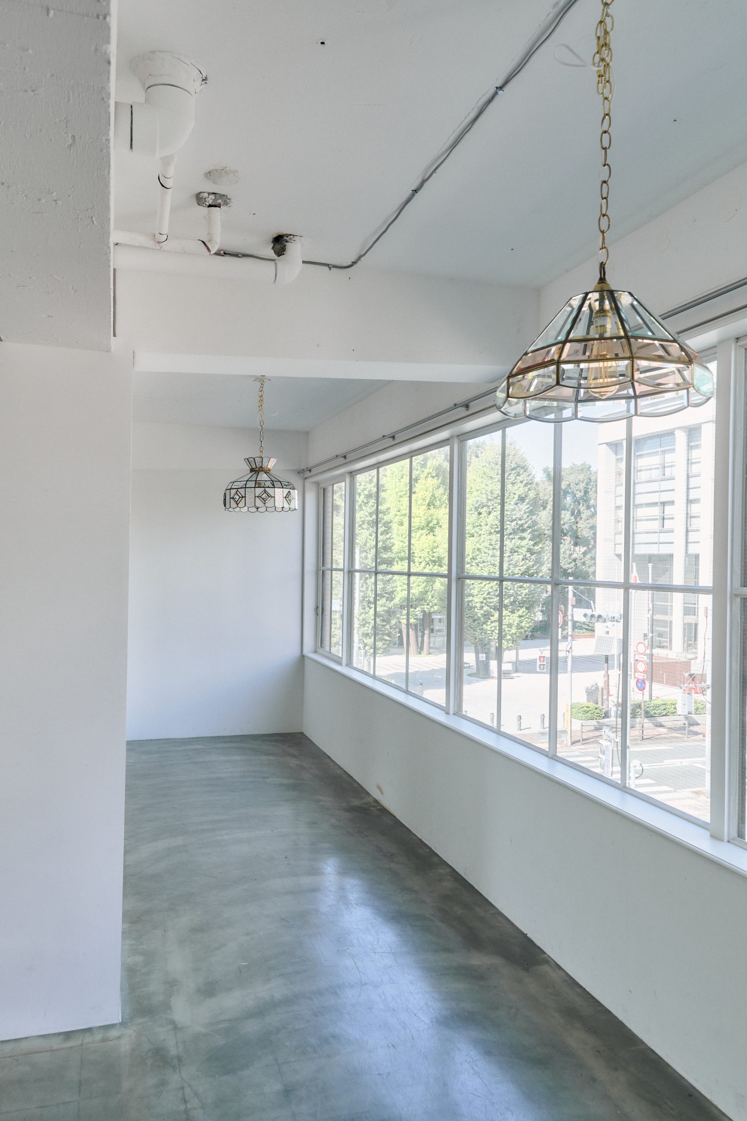 綺麗な光が入る大きな窓