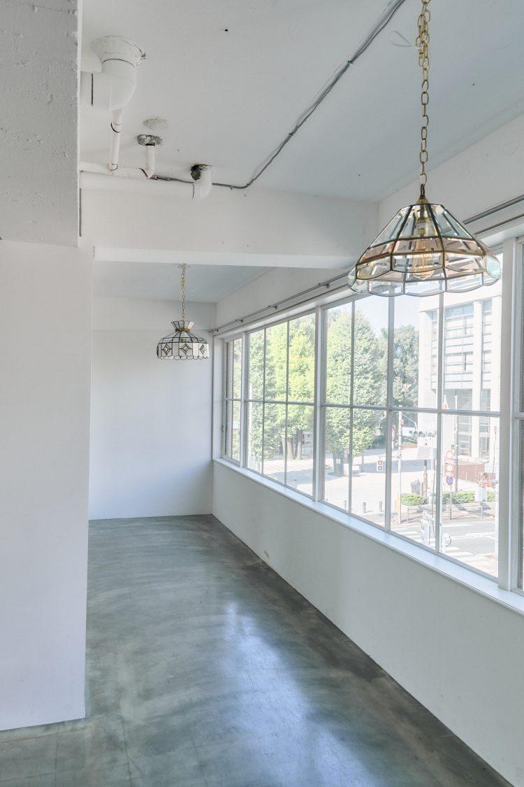 綺麗な光が入る大きな窓