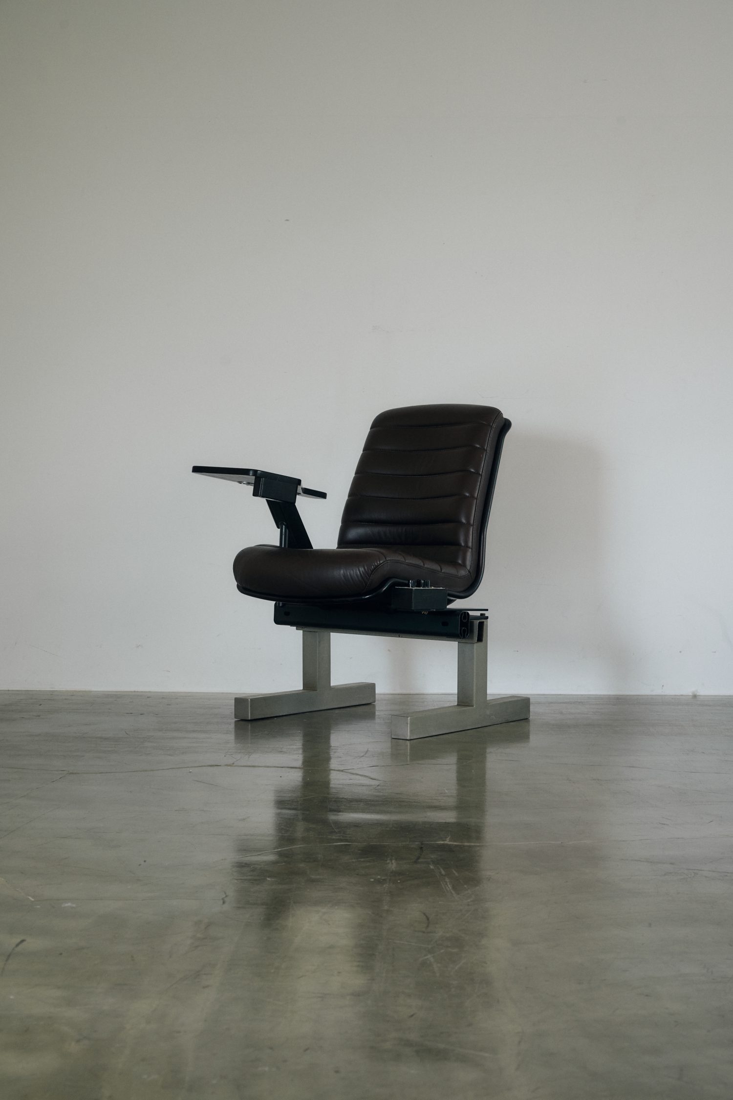 ヴィンテージメタルベースレザーチェア