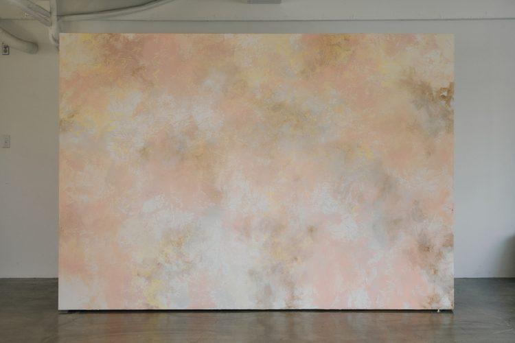 角度によって印象が変わる可動式壁