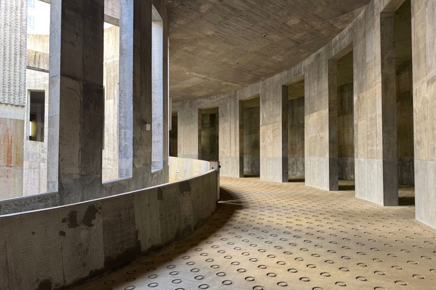 ホテル棟 地下スロープ