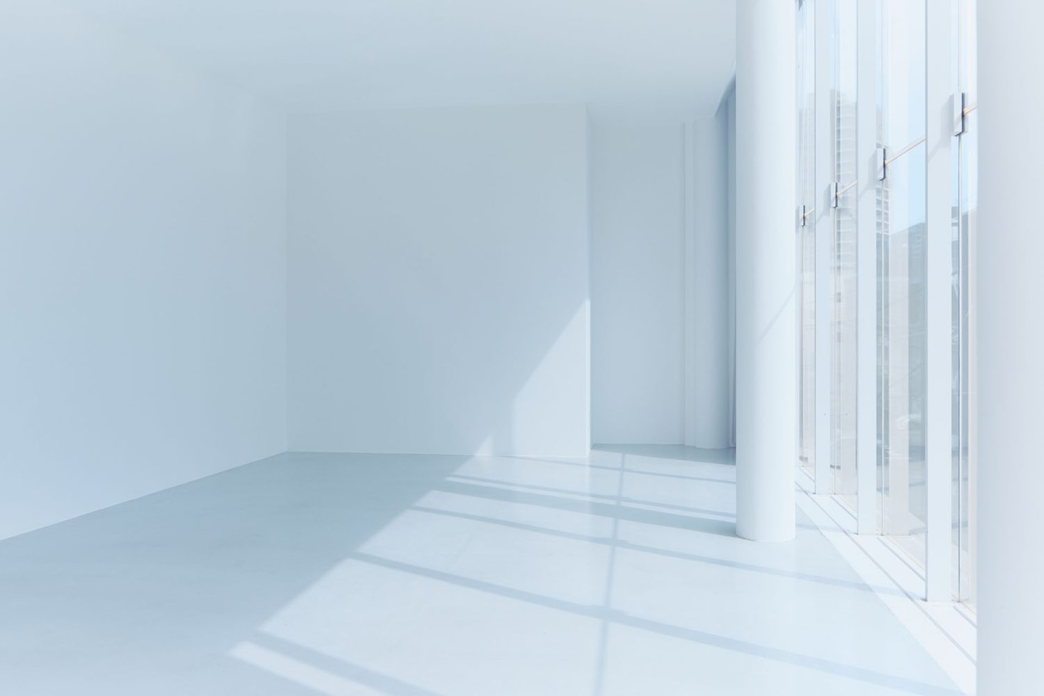 シンプルで開放的な空間