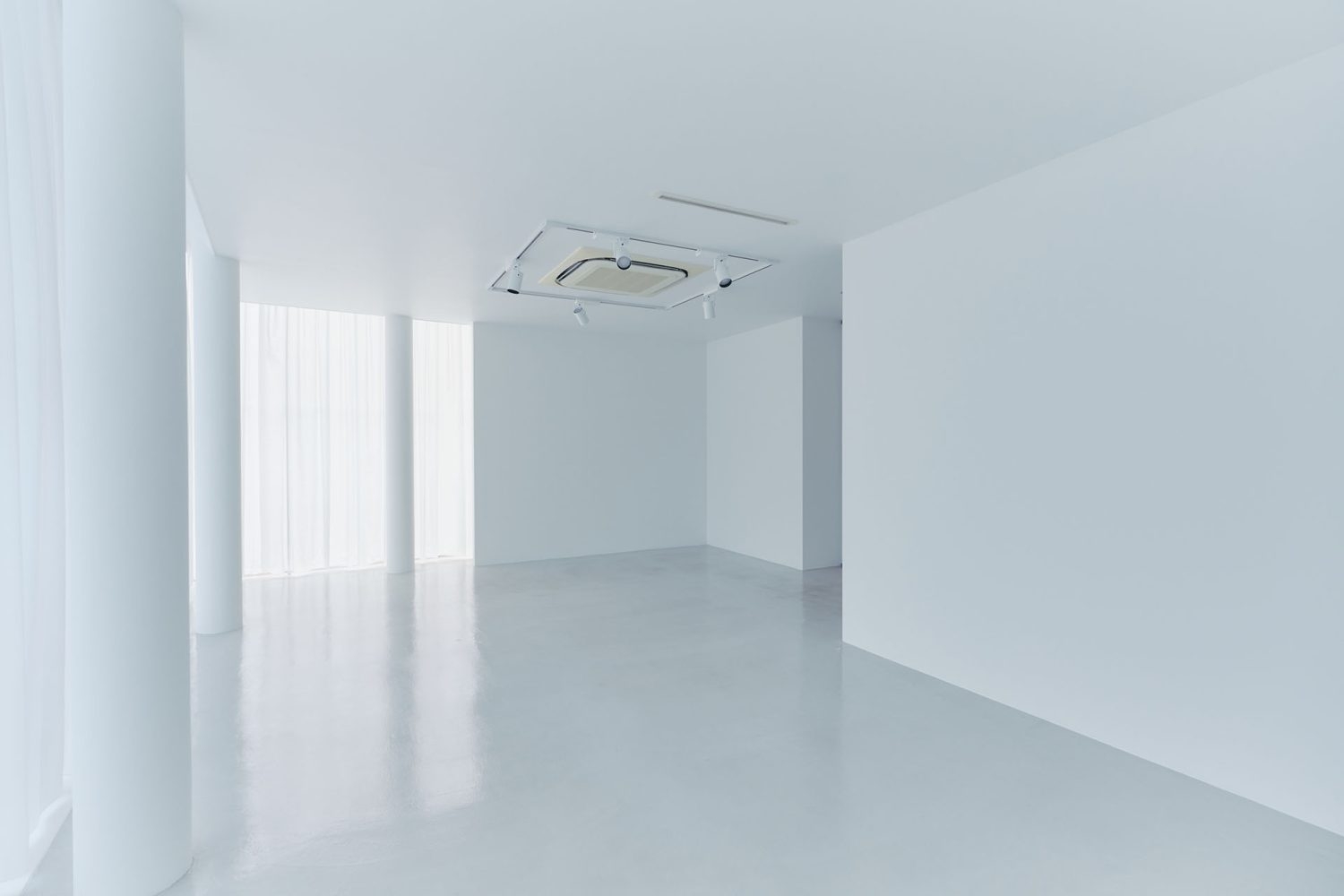 天井の高さまである大きな窓