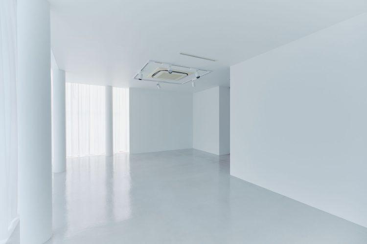 天井の高さまである大きな窓