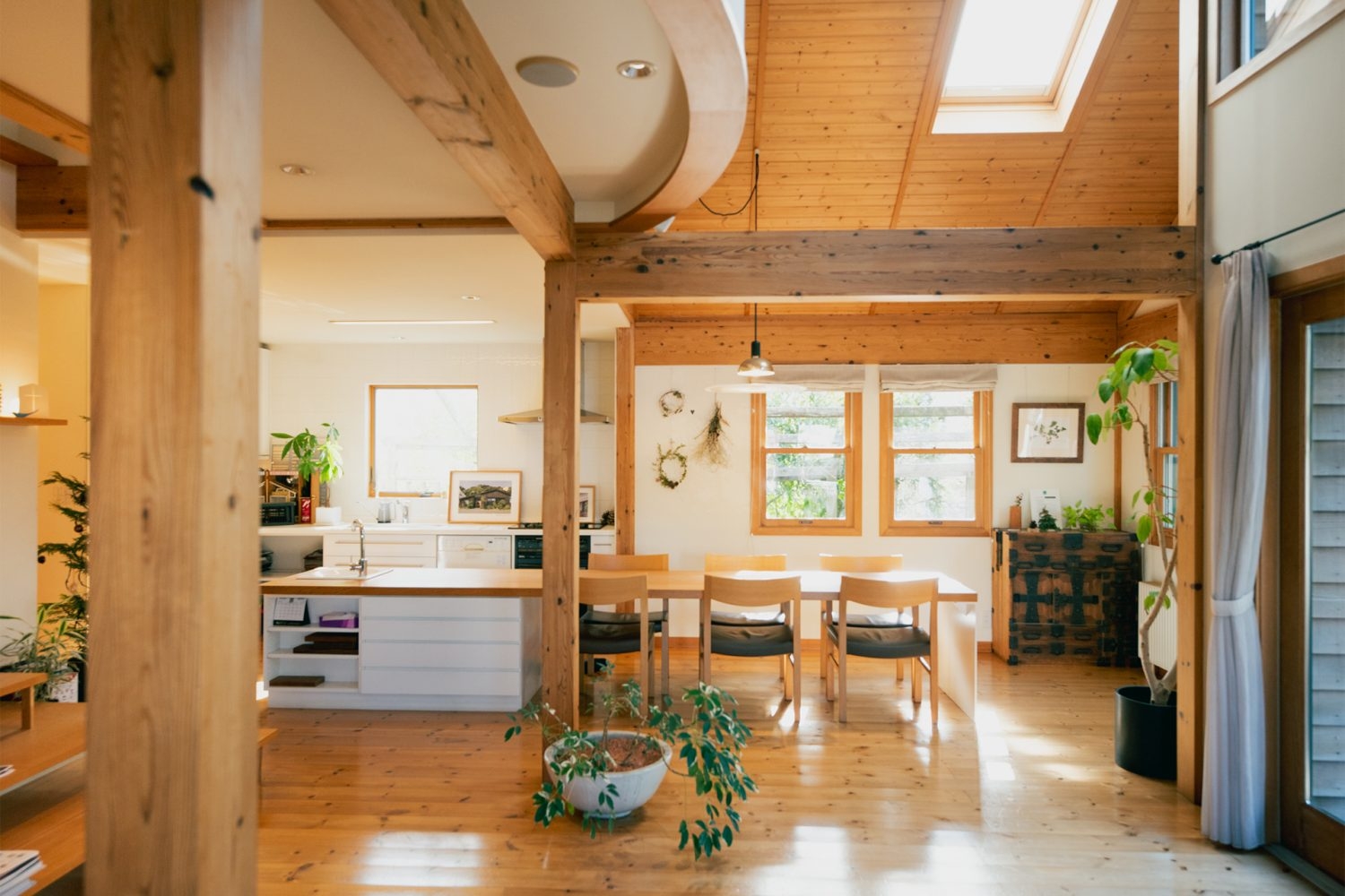 無垢材の梁や柱が特徴のログハウスのような空間