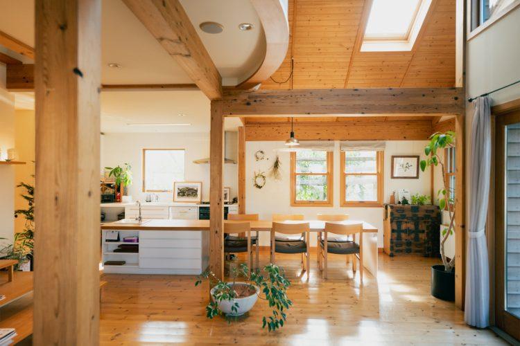 無垢材の梁や柱が特徴のログハウスのような空間