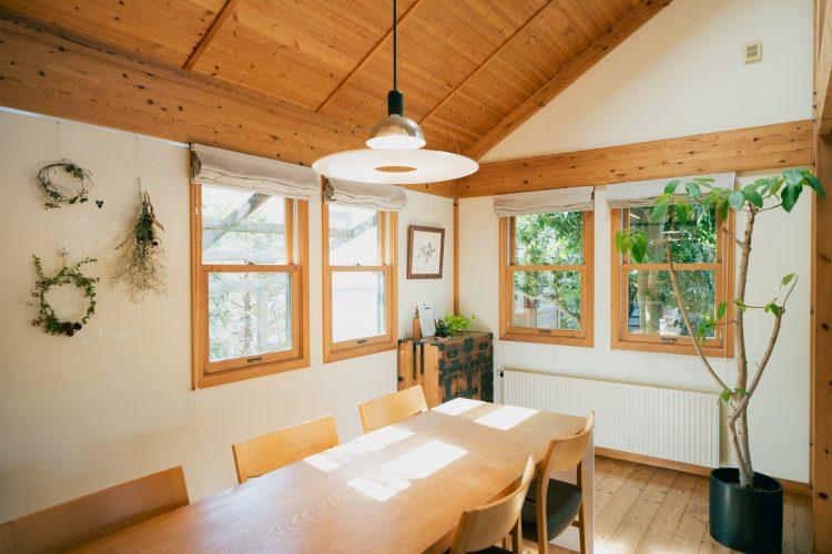 ダイニング上の勾配天井があたたかな雰囲気を演出