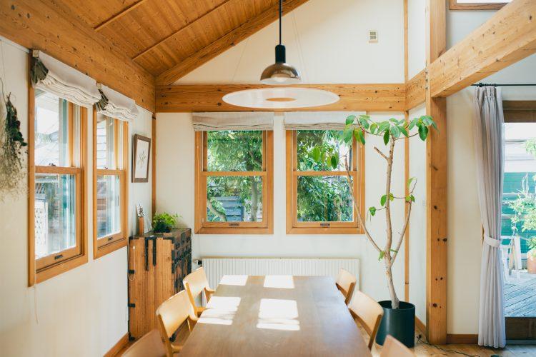 複数の窓からの自然光が気持ちよいダイニング