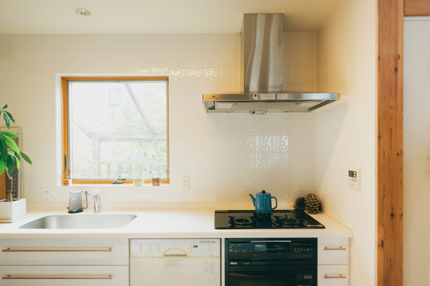 自然光が入る白タイルのキッチンで調理撮影も