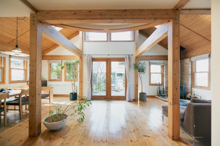 高窓・天窓からも自然光が入る明るいリビング