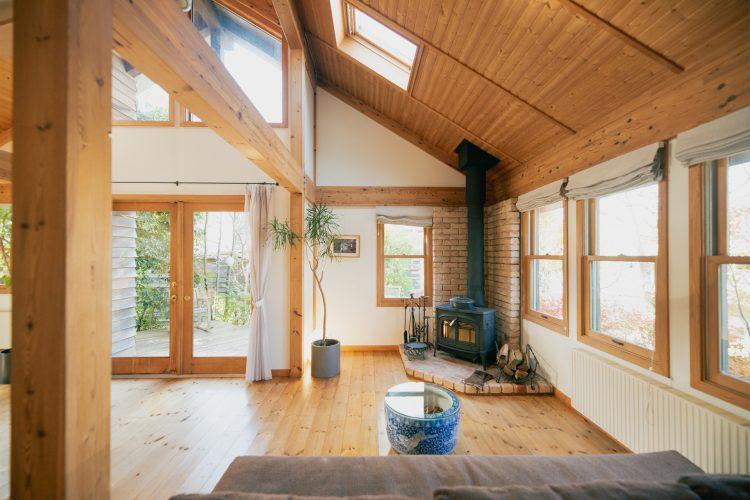 薪ストーブと煙突があたたかなシーンを演出