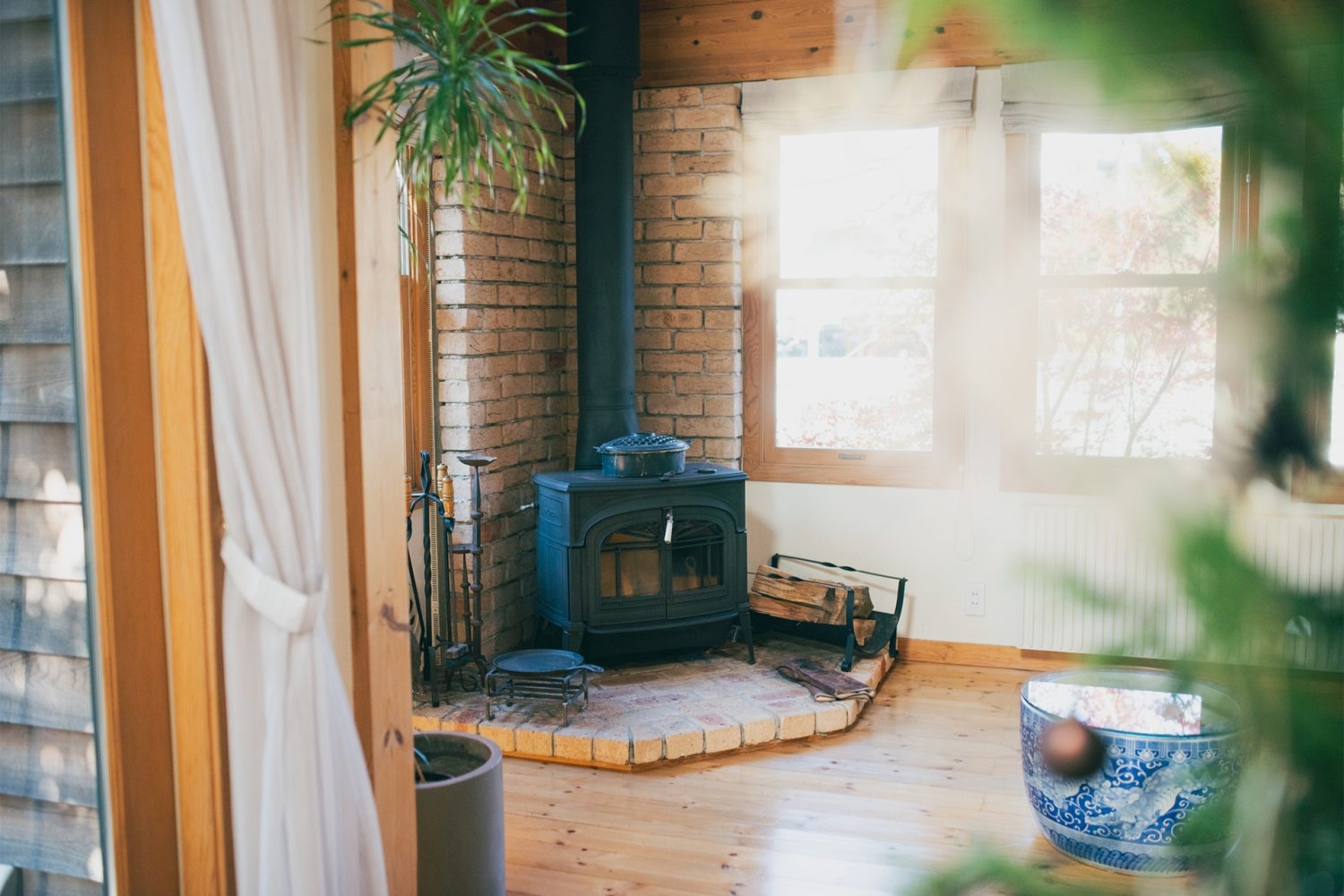 薪ストーブを背景に別荘のような雰囲気で撮影可能