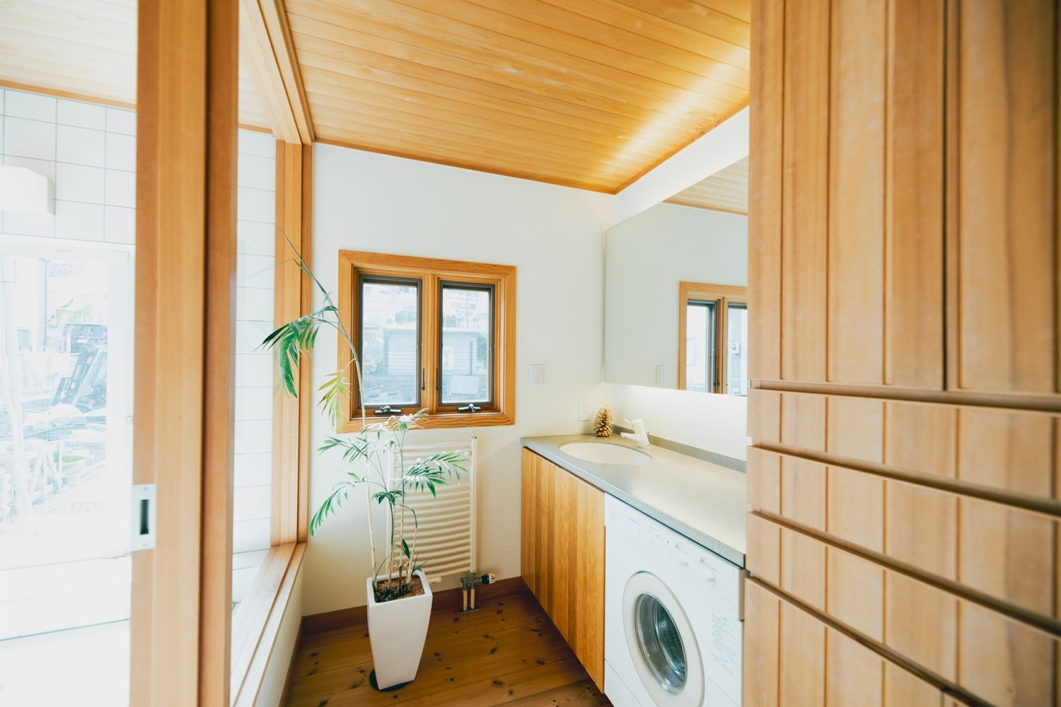 バスルームに繋がる明るい洗面・ランドリースペース