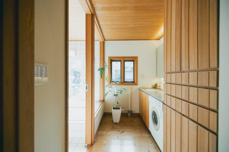 洗面所からガラス越しにバスルームを撮影することも