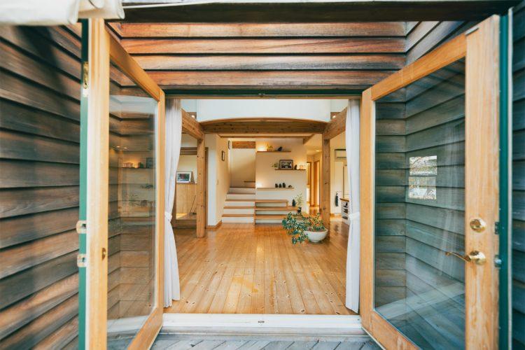 大きな窓を開放してウッドデッキからも撮影可能