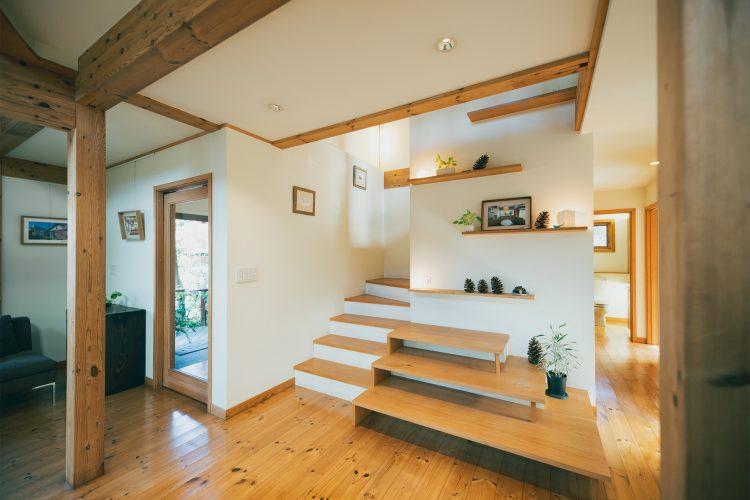 階段横の飾り棚に商品やプロップを配置しての撮影も