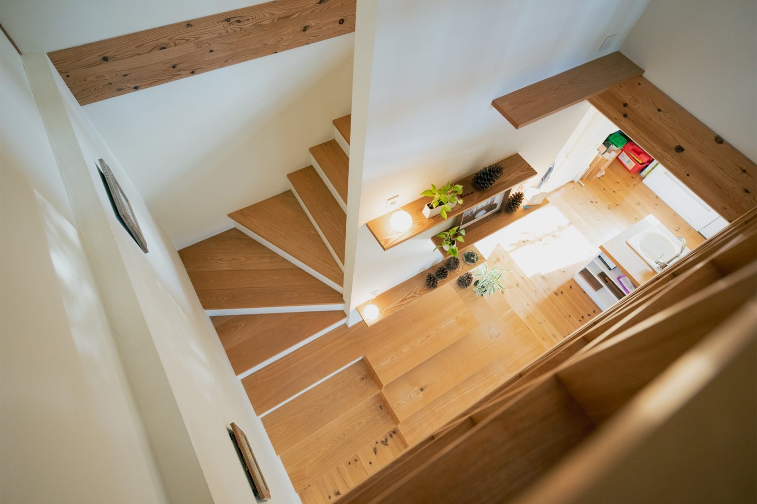 抜け感のある階段を2Fから俯瞰撮影することも