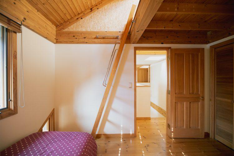 2F ロフトへの梯子が掛けられロッジのような雰囲気