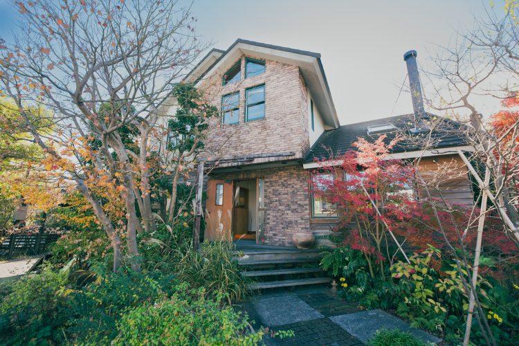 玄関アプローチ / レンガ壁が目印の一軒家スタジオ