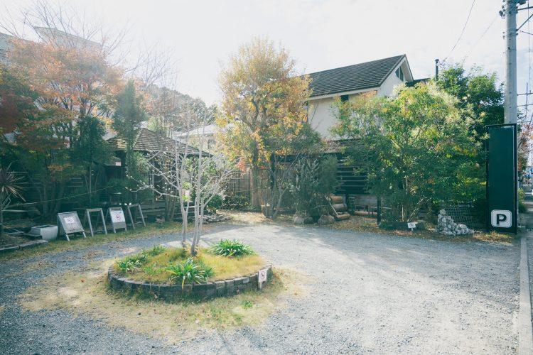 ロケバスも駐車可能な敷地内駐車場(事前要予約)