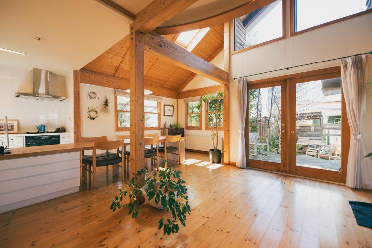 リビングのガラス扉の外にはウッドデッキのテラス